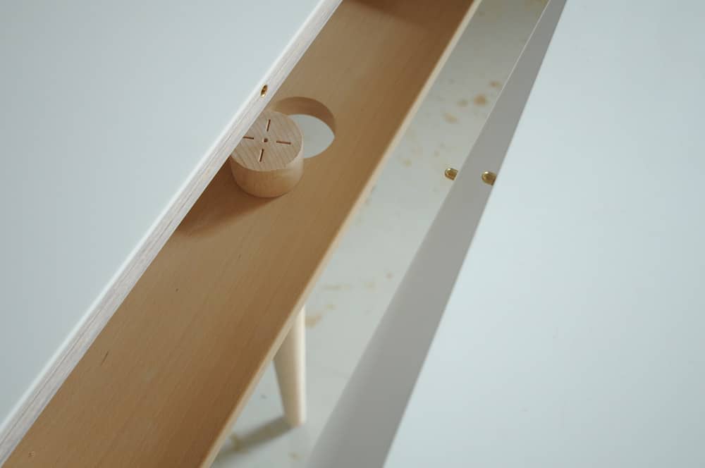 Udtræk til tillægsplade i et snedker spisebord. Håndlavet snedkerbord med rene linjer, designet efter mål hos Jesper Holm Design i København.