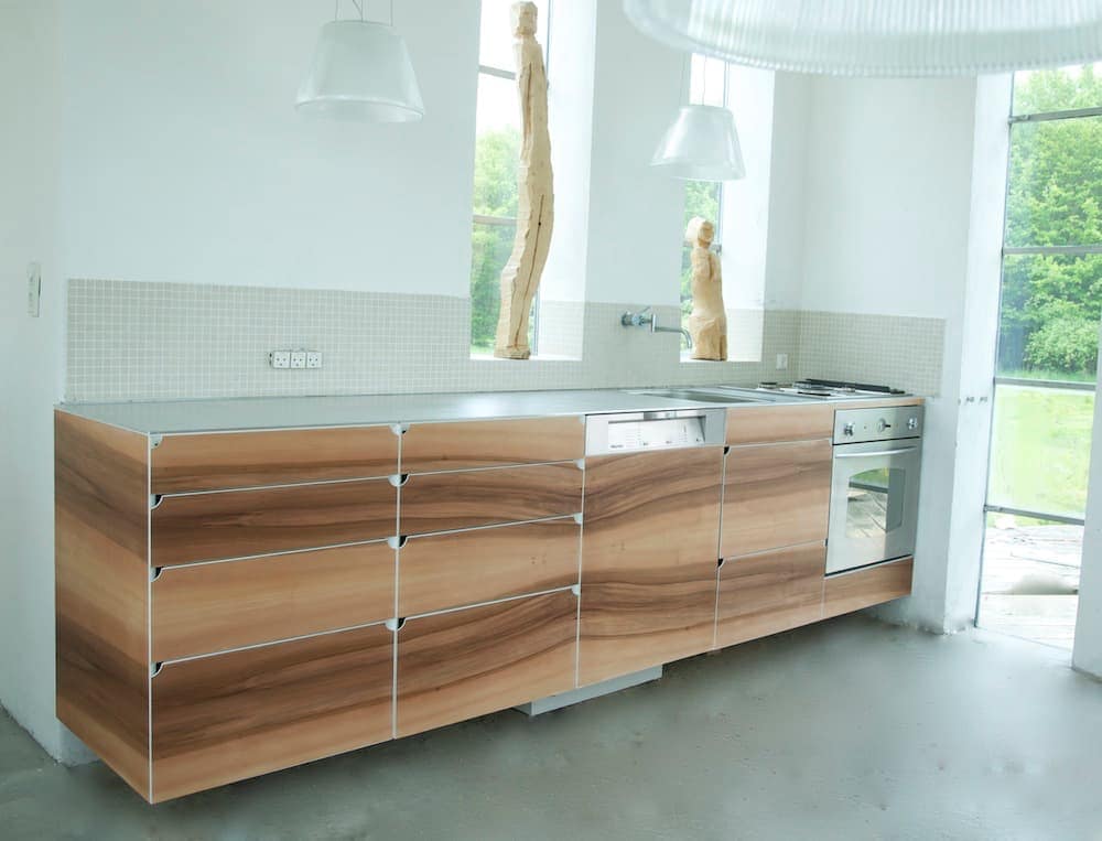 Få et snedkerkøkken med specielle striber og et anderledes udtryk, hvor du selv vælger materialer og designs, som passer til dit hjem og dine ønsker. Snedkerkøkkener og andre snedkermøbler på mål fremstilles hos Jesper Holm Design i København.