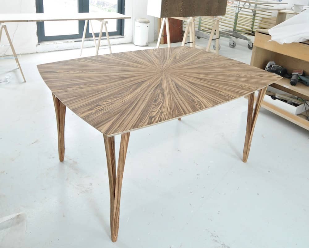 Snedker spisebord med solskinsmønster i et organisk design. Håndlavet hos det danske snedkeri Jesper Holm Design.