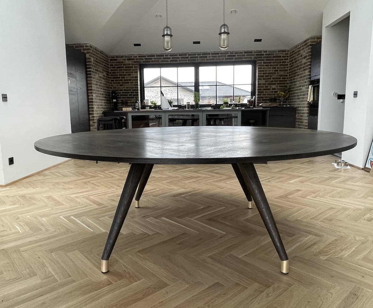 Rundt spisebord med sort olie af høj kvalitet, håndlavet og designet efter mål på snedkeriet Jesper Holm Design i København.
