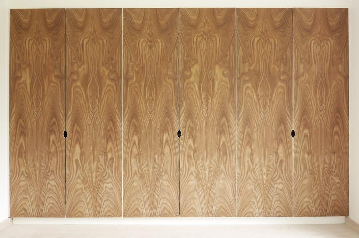 Håndlavet garderobeskab med tydeligt organisk mønster af træets åretegninger på skabets låger. Fremstillet af høj kvalitet efter mål hos Jesper Holm Design i København.