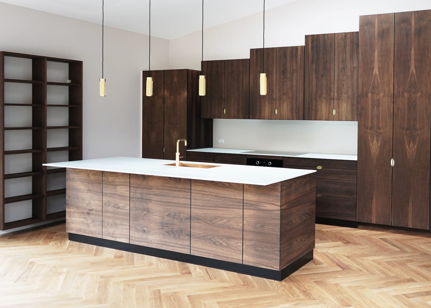 Håndlavet snedkerkøkken af høj kvalitet med messingdetaljer. Finering og omhyggeligt håndværk i København hos Jesper Holm Design.