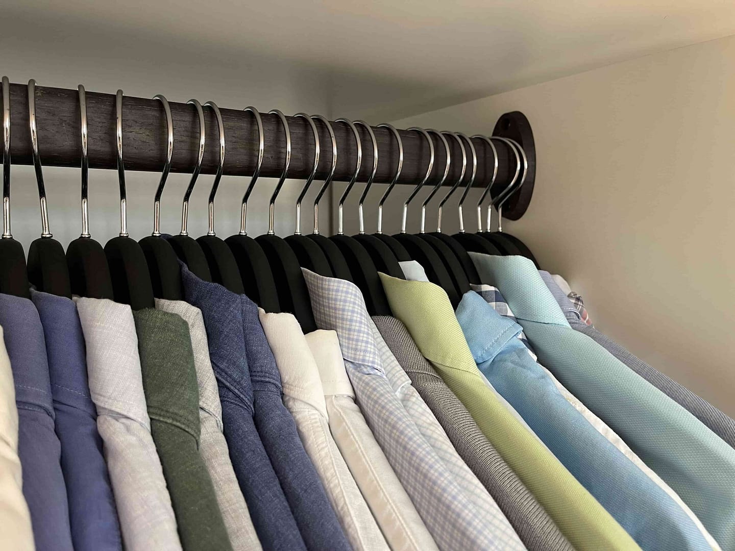 Alle vores garderobeskabe har bøjlestænger af massivt træ, som er yderst holdbare og fremstillet i en høj kvalitet. Få et snedker garderobeskab, som holder livslangt, hos Jesper Holm Design i København.