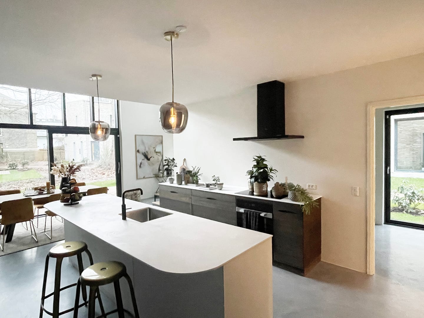 Håndlavet snedkerkøkken med køkkenø specialdesignet til rummet.