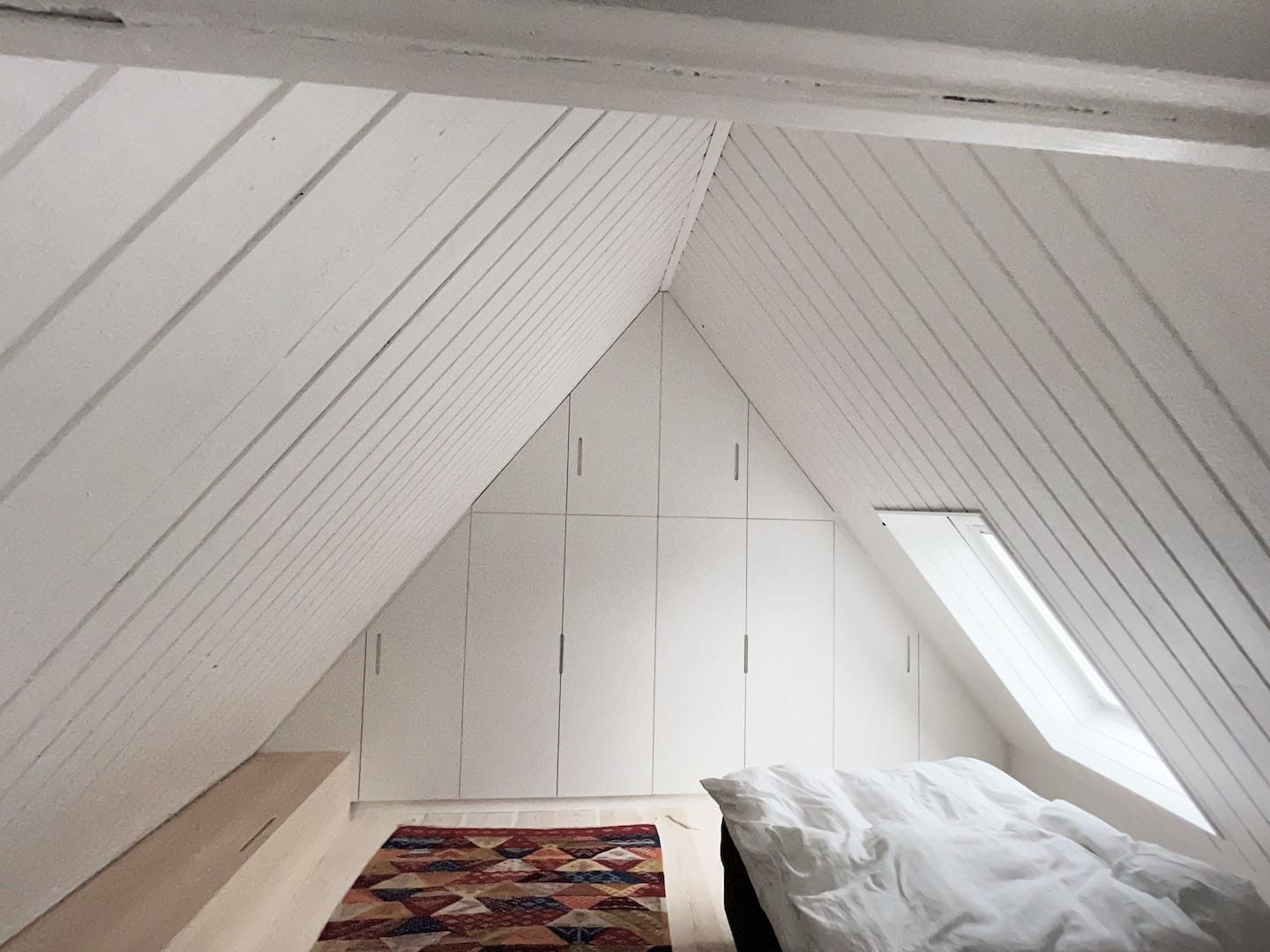 Garderobeskabe til skråvægge. Specialdesignet efter mål hos snedkeriet Jesper Holm Design i København.