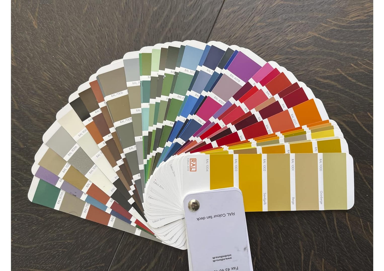 Alle vores snedkermøbler kan sprøjtemales i en ønsket farve hos Jesper Holm Design i København