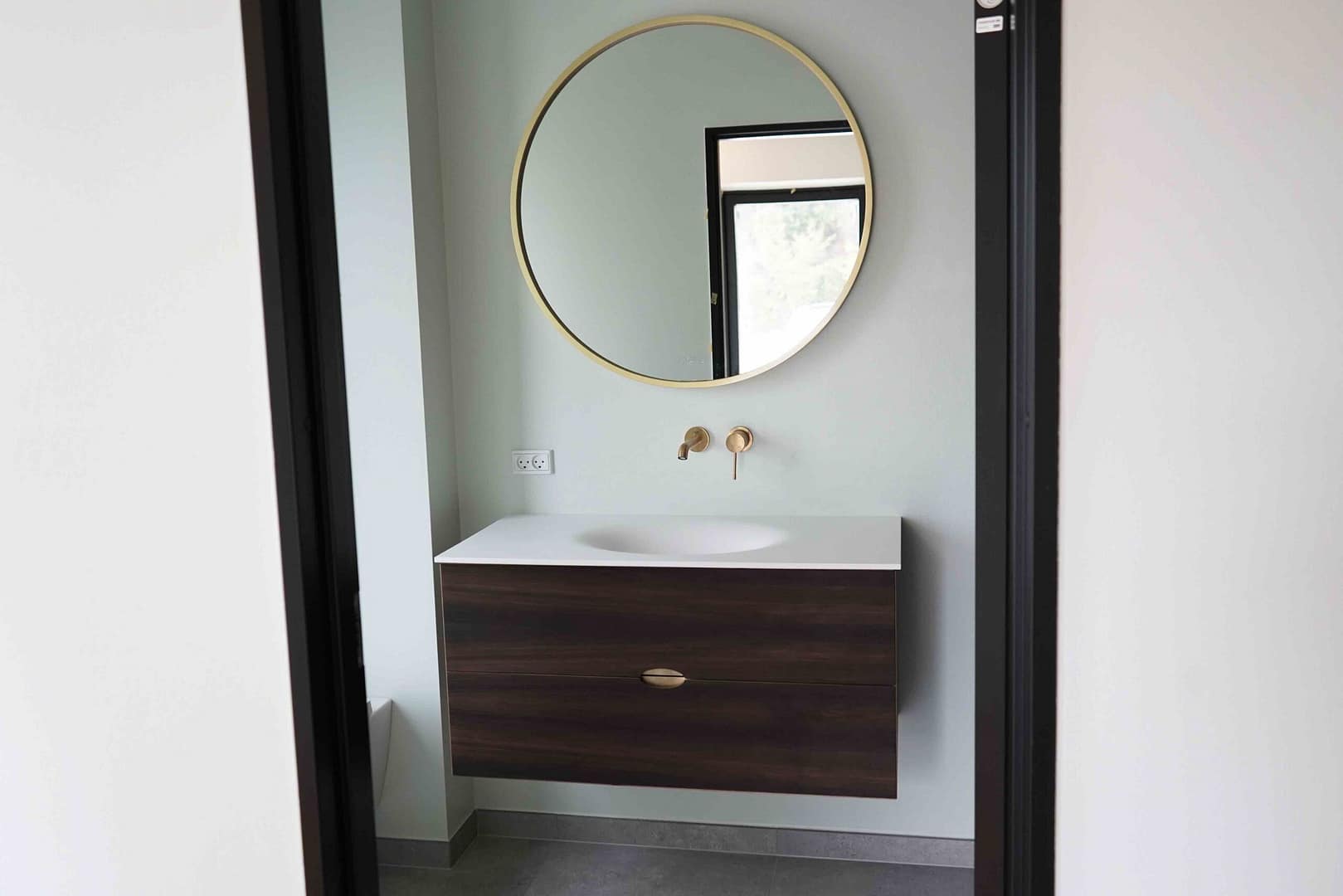 Badeværelsesmøbel med gennemgående åretegninger og bordplade af corian. Snedkermøbler med rene linjer af høj kvalitet designes og fremstilles hos Jesper Holm Design i København