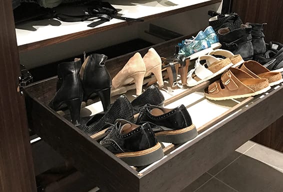 Skoskuffe med plads til mange sko til håndlavede garderobeskabsløsninger fra Jesper Holm Design i København.