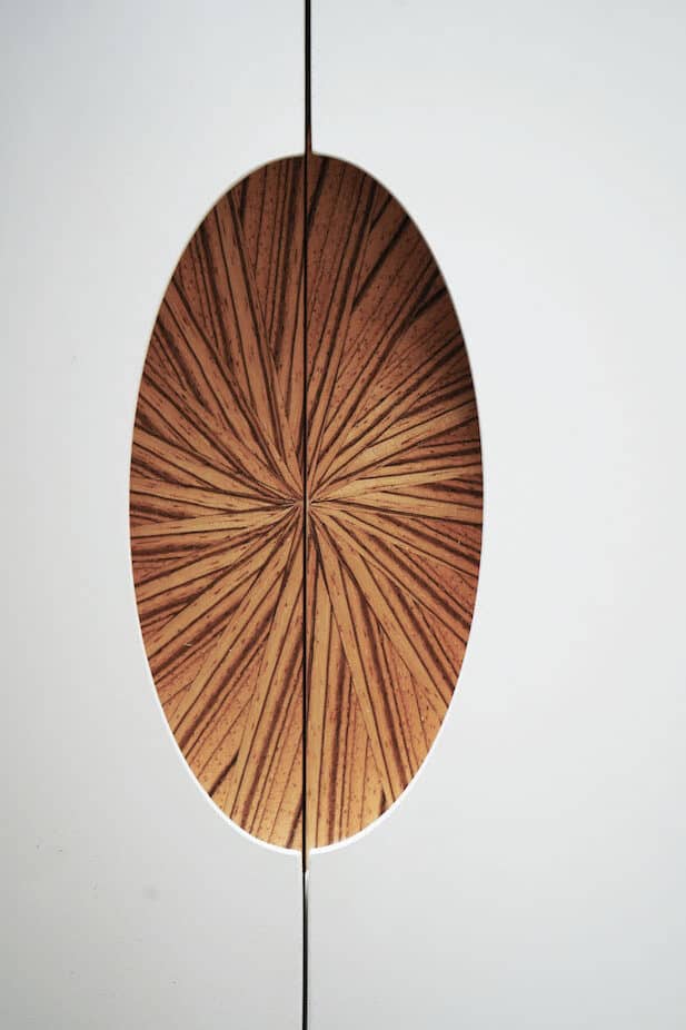 Greb med solskinsmønster håndlavet af finer. Få et flot og dekorativt greb på dine snedkermøbler hos Jesper Holm Design i København.