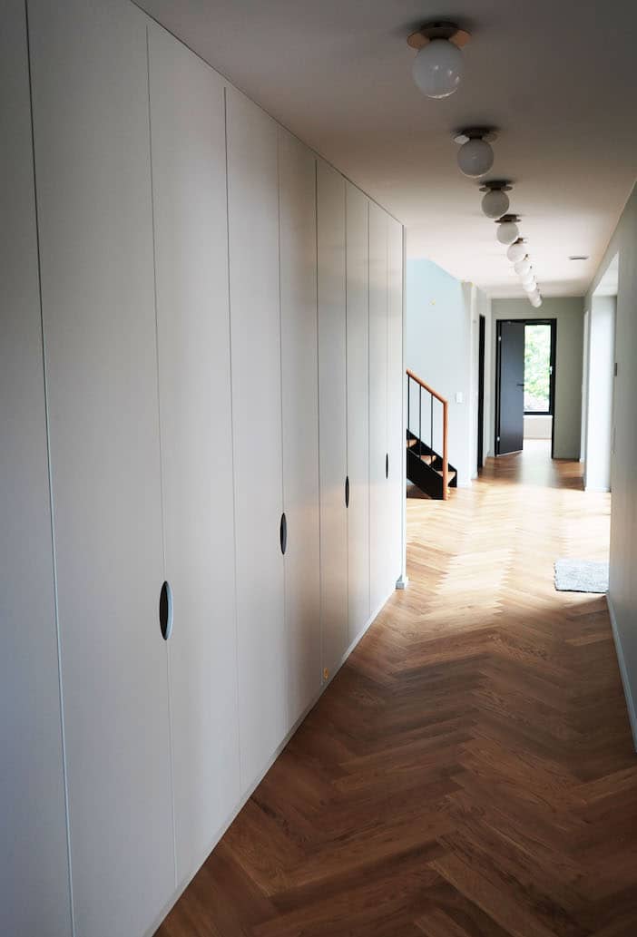 Indbyggede garderobeskabe fra gulv til luft og væg til væg, håndlavet af høj kvalitet fra Jesper Holm Design i København.