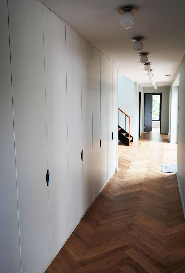 Indbyggede garderobeskabe fra gulv til luft og væg til væg, håndlavet af høj kvalitet fra Jesper Holm Design i København.