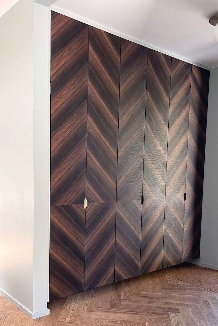 Håndlavet garderobeskab på mål snedkereret efter traditionelle snedkermetoder. Skabe og indretningsløsninger laves på mål hos Jesper Holm Design i København