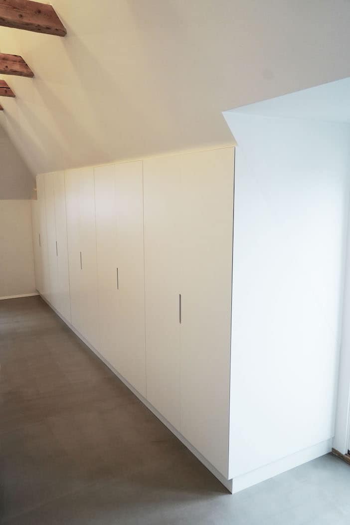 Skunkskab garderobeskab på mål til skråvæg af høj kvalitet, specialdesignes og indbygges til hver kunde hos snedkeriet Jesper Holm Design København.