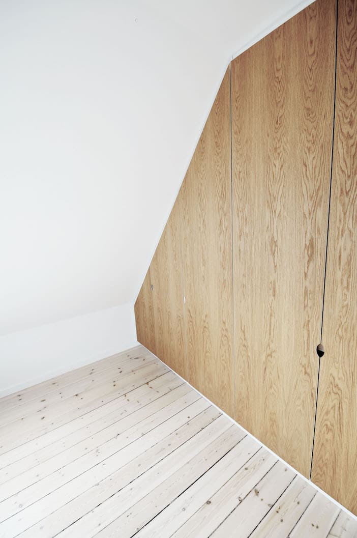 Garderobeskab på mål til skråvæg, specialdesignes til hver kunde hos snedkeriet Jesper Holm Design København.