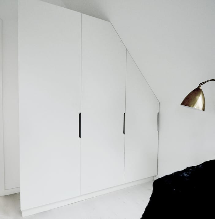Skabe til skråvægge fremstilles af høj kvalitet efter mål hos Jesper Holm Design i København, så dit garderobeskab passer perfekt til hjemmet og kan holde livslangt.
