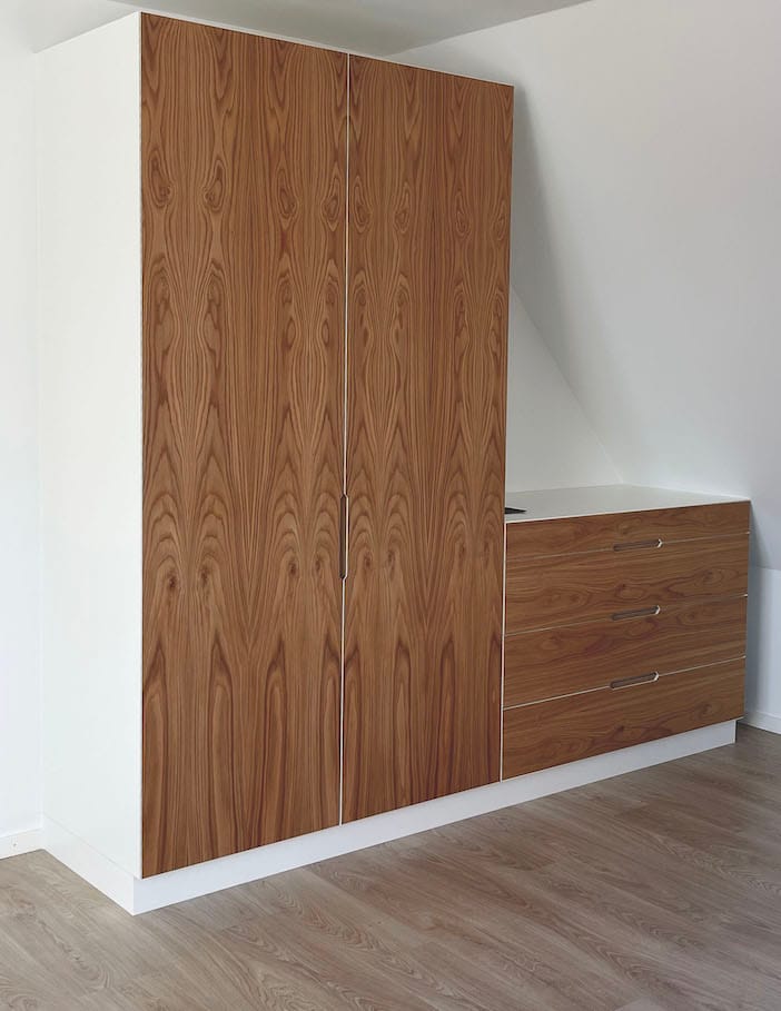 Specialfremstillet garderobeskabsløsning med skab og kommode af høj kvalitet. Håndlavet efter mål hos snedkeriet Jesper Holm Design i København