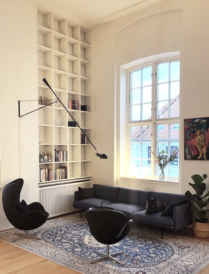 Indbygget væg til væg reol af høj kvalitet med radiatorskjuler. Skræddersyede og håndlavede snedkermøbler og designløsninger findes hos Jesper Holm Design i København