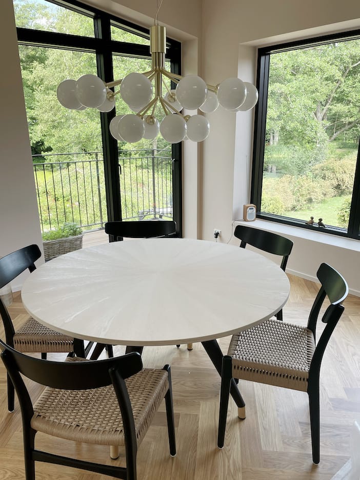 Håndlavet rundt snedker spisebord af høj kvalitet. Enkelt og stilrent bord med mønster af træets årer kan købes hos Jesper Holm Design København.