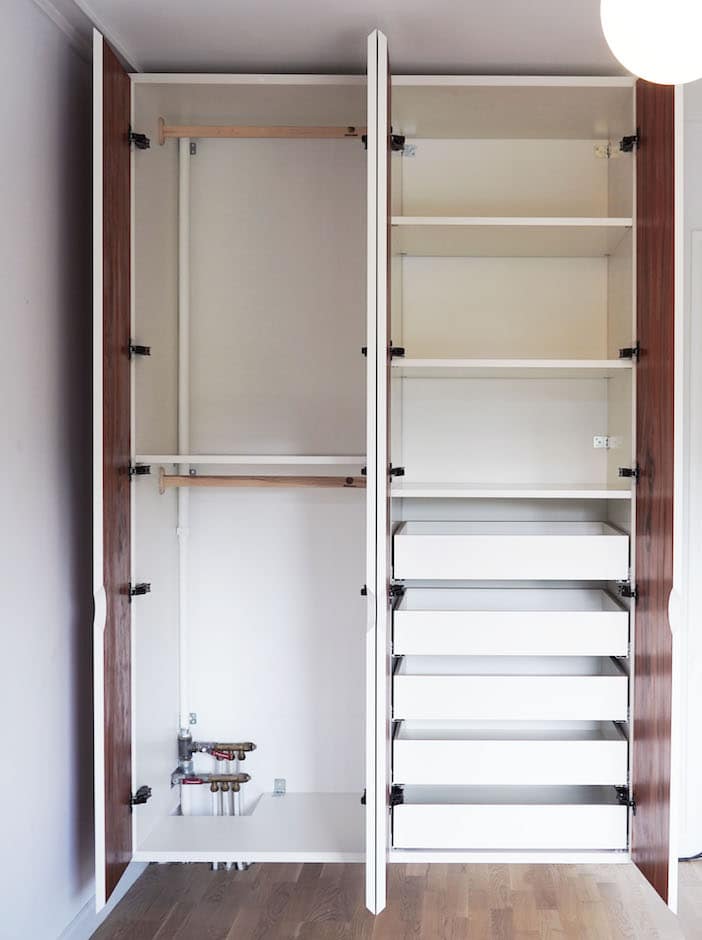 Snedker garderobeskab med indvendige snedkerskuffer af høj kvalitet. Hos Jesper Holm Design anvendes kun de bedste beslag og materialer, så garderobeskabene kan holde livslangt.