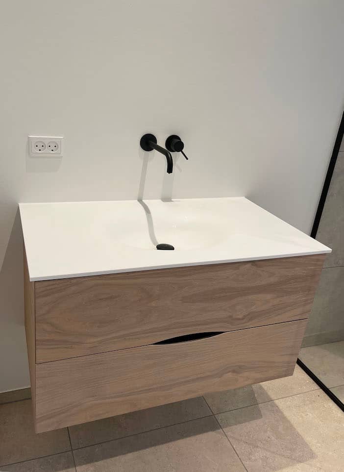 Badeværelsesmøbel med gennemgående åretegninger og et simpelt greb til snedkerskufferne. Håndlavet af høj kvalitet hos Jesper Holm Design i København.