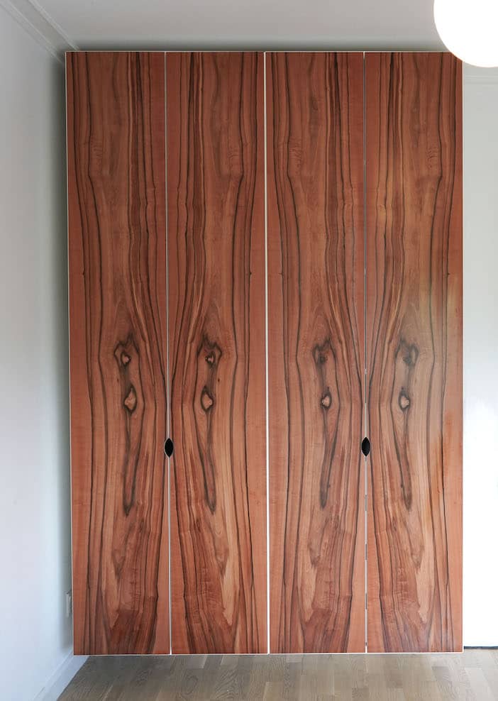Håndlavet garderobeskab på mål med mønster af træets åretegninger. Fremstilles af høj kvalitet hos Jesper Holm Design i København.