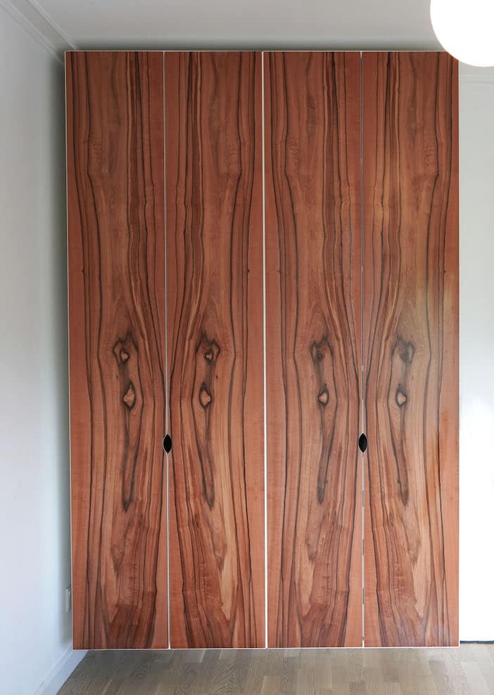 Håndlavet garderobeskab på mål med mønster af træets åretegninger. Fremstilles af høj kvalitet hos Jesper Holm Design i København.