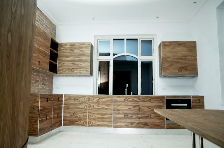 Specialdesignet snedkerkøkken af elmetræ håndlavet hos Jesper Holm Design København.