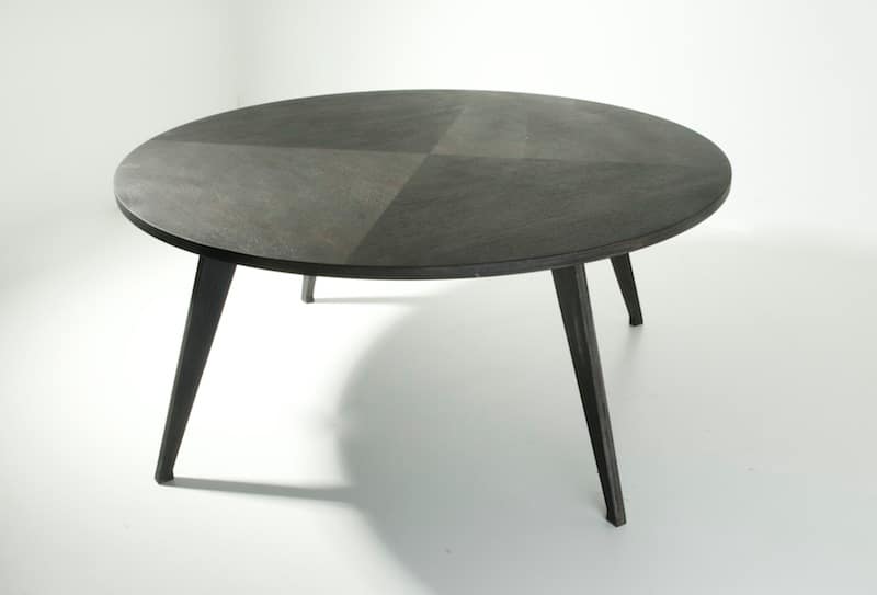 Rundt snedker sofabord med krydsmønster af træets åretegninger håndlavet på mål hos snedkeriet Jesper Holm Design København