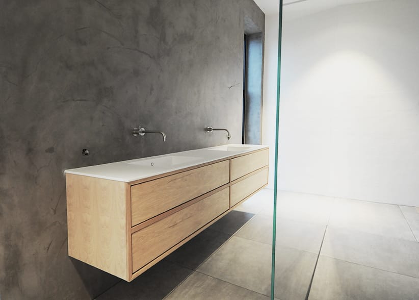 Badeværelsesmøbel af egetræ og bordplade af corian. Snedkermøbler med rene linjer af høj kvalitet designes og fremstilles hos Jesper Holm Design i København