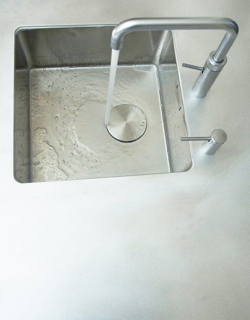 Køkkenbordpladerne i vores snedkerkøkkener bliver tilpasset, så håndvasken er flot indbygget. Få et personligt snedkerkøkken designet efter dine ønsker hos Jesper Holm Design i København.