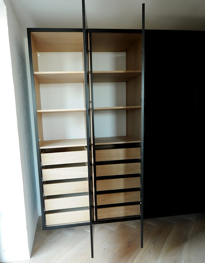 Snedkerkøkken højskabe med snedkerskuffer og hylder i ask. Få et personligt designet snedkerkøkken fremstillet til dine behov hos Jesper Holm Design i København.