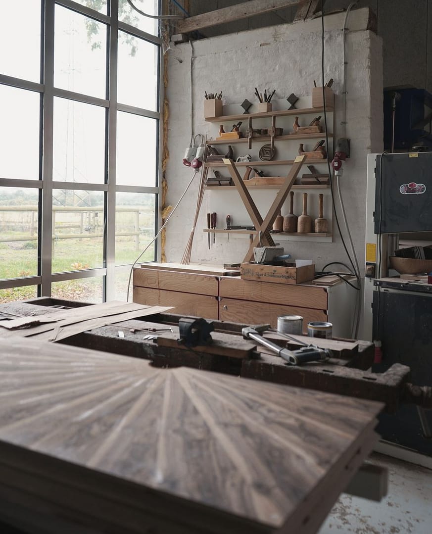 Møbelsnedkeri i københavn, hvor der produceres håndlavede møbler efter mål.
