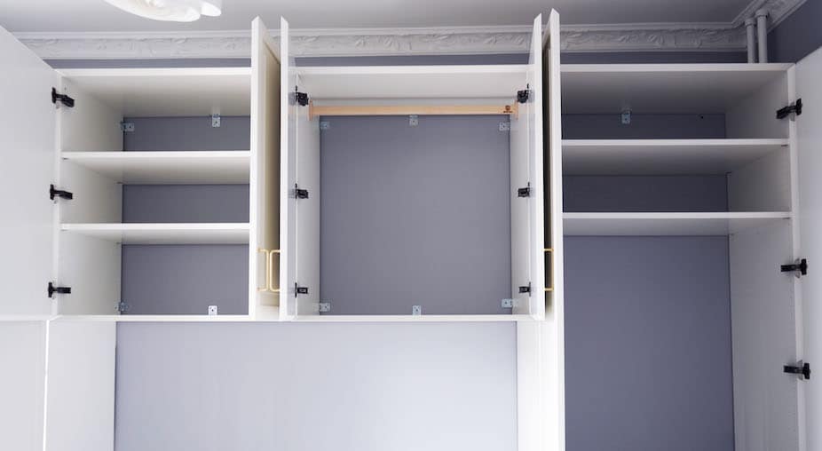 Indbygget skabsvæg over seng, designet efter kundens personlige mål. Hos Jesper Holm Design i København designer vi individuelle indretningsløsninger, hvor pladsen i rummet udnyttes på bedste vis.