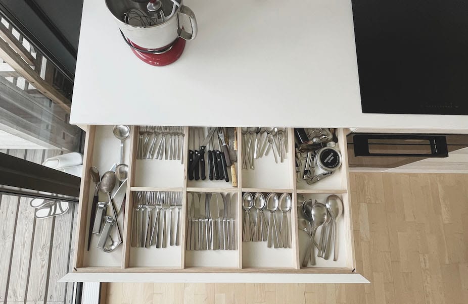 Snedkerkøkken detaljer med bestikskuffe af høj kvalitet. Rummelige og håndlavede snedkerskuffer med skuffeindeler fremstillet hos Jesper Holm Design i København