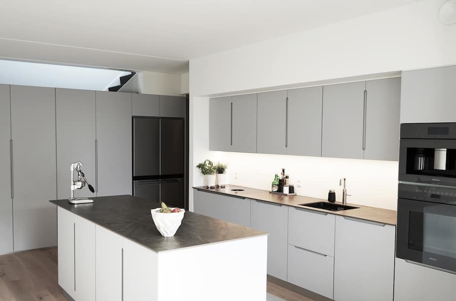 Moderne snedkerkøkken med linoleum fronter. Specialdesignede køkkener og snedkermøbler fremstilles af høj kvalitet hos Jesper Holm Design København