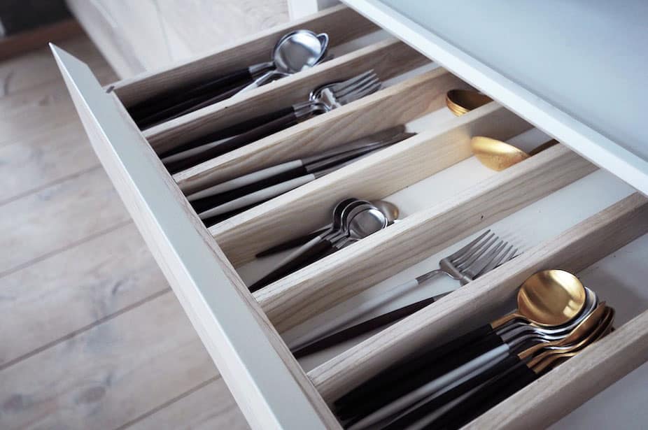 Praktisk snedkerskuffe med inddeler til bestik i det specialdesignede snedkerkøkken. Vi tilpasser alle detaljer til dine ønsker og alle møbler fremstilles i en høj kvalitet og med lang holdbarhed hos Jesper Holm Design København.