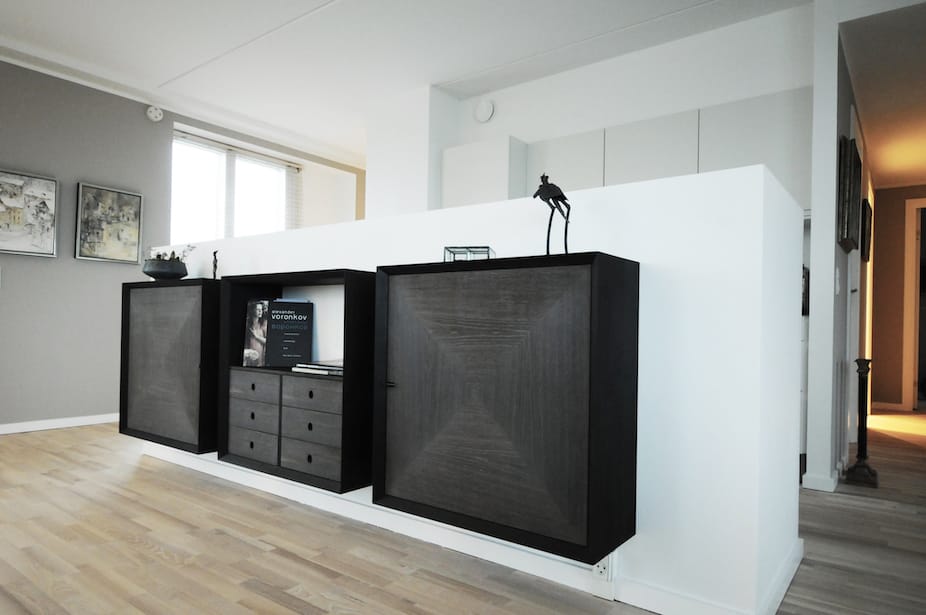 Boox reoler med krydsmønster fremstilles af høj kvalitet. Multifunktionelle snedkermøbler i et klassisk og enkelt design fra Jesper Holm Design i København