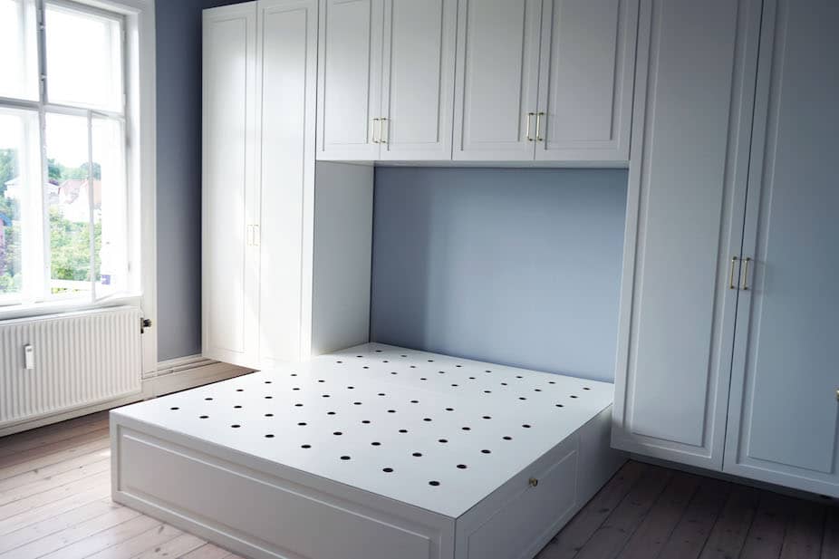 Indbygget garderobeskabsløsning med seng. Hos Jesper Holm Design i København får de individuelt designede indretningsløsninger af høj kvalitet.