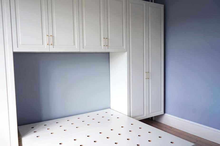 Indbygget skabsvæg over seng, designet efter kundens personlige mål. Hos Jesper Holm Design i København designer vi individuelle indretningsløsninger, hvor pladsen i rummet udnyttes på bedste vis.