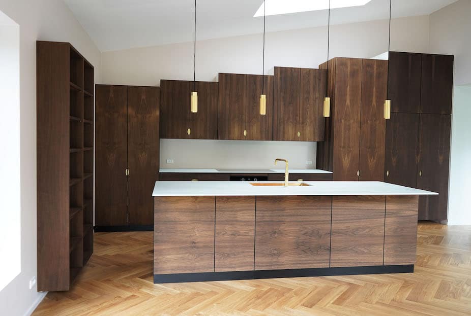 Snedkerkøkken med højskabe i forskellige niveauer håndlavet og designet hos snedkeriet Jesper Holm Design i København