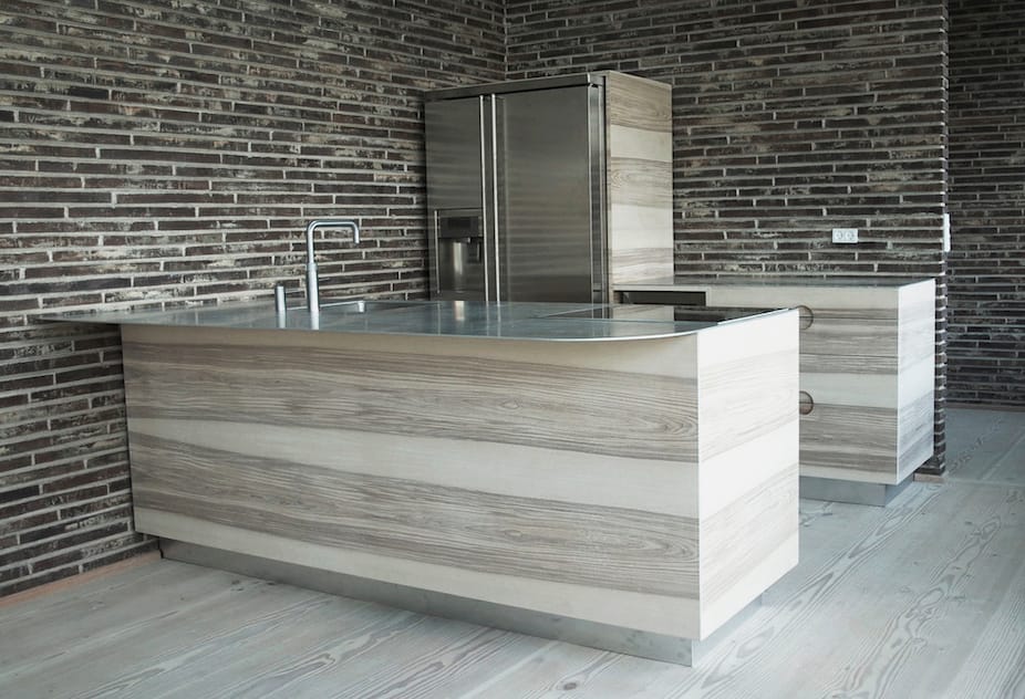 Snedkerkøkken med striber og praktiske bordplader i aluminium. Håndlavet af den bedste kvalitet hos Jesper Holm Design København.