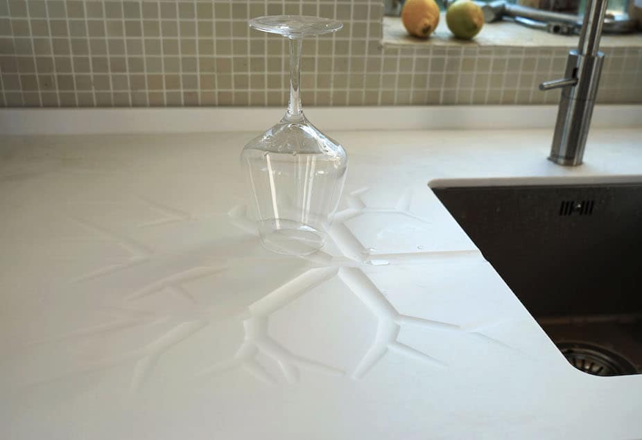 Corian bordplade med mønster til afdrypning. Få en specialdesignet personlig bordplade hos Jesper Holm Design i København