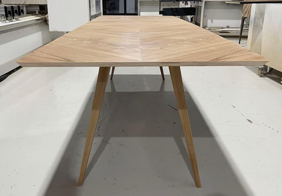 Snedker spisebord med mønster og rene linjer, lang holdbarhed og høj kvalitet. Få en skræddersyet designløsning til dit hjem hos Jesper Holm Design i København.