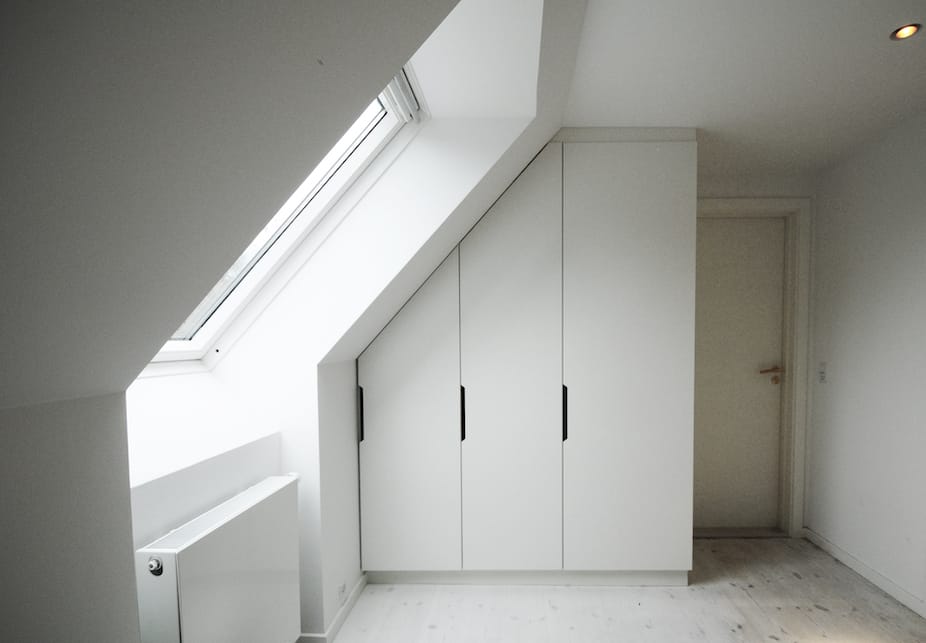 Garderobeskabe til skråvægge på mål fremstilles af høj kvalitet hos Jesper Holm Design i København.