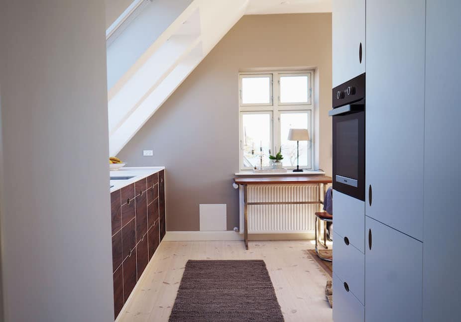 Udnyt pladsen under skråvæggen med et individuelt designet snedkerkøkken, hvor alle detaljer tilpasses til dine behov og dit hjem. Håndlavet på snedkeriet i København hos Jesper Holm Design