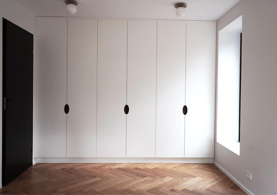 Indbygget skabsvæg med runde greb. Håndlavet af de bedste materialer på snedkeriet Jesper Holm Design i København.