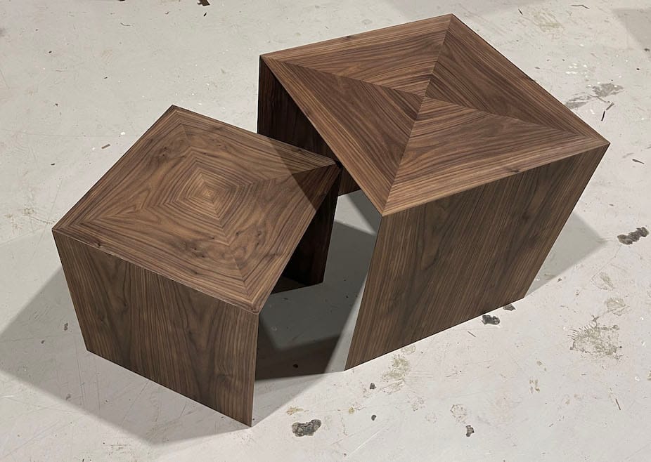 Snedker sofaborde som indskudsborde med håndlavede organiske mønstre af træets åretegninger designes hos Jesper Holm Design i København.