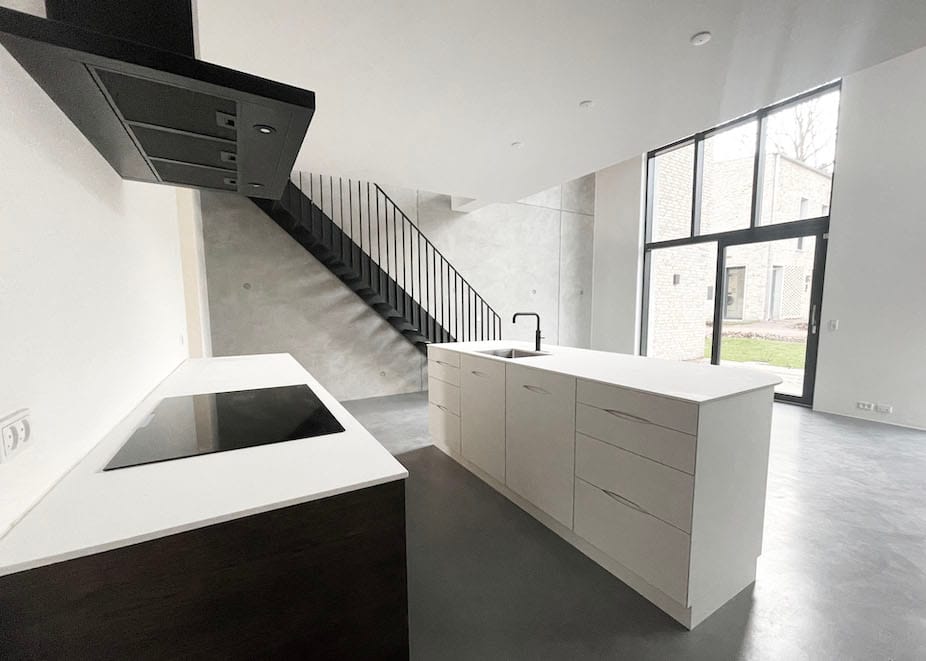 Minimalistisk snedkerkøkken af høj kvalitet med rene linjer i sort og hvid. Specialdesignet efter mål hos Jesper Holm Design i København.