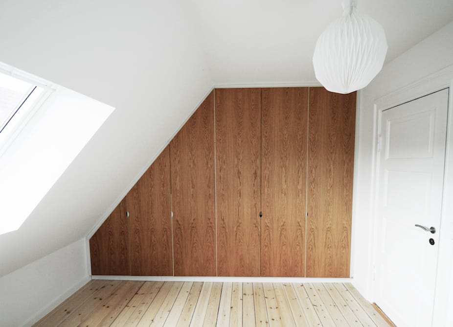 Skabe til skråvægge fremstilles af høj kvalitet efter mål i en træsort efter eget valg med mulighed for forskellige mønstre hos Jesper Holm Design i København, så dit garderobeskab passer perfekt til hjemmet og kan holde livslangt.