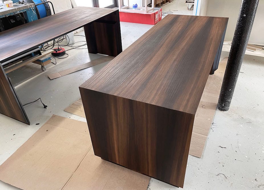 Hæve-sænke-bord håndlavet på snedkeriet af høj kvalitet fra Jesper Holm Design København. Gennemgående åretegninger langs gavlene på skrivebordet